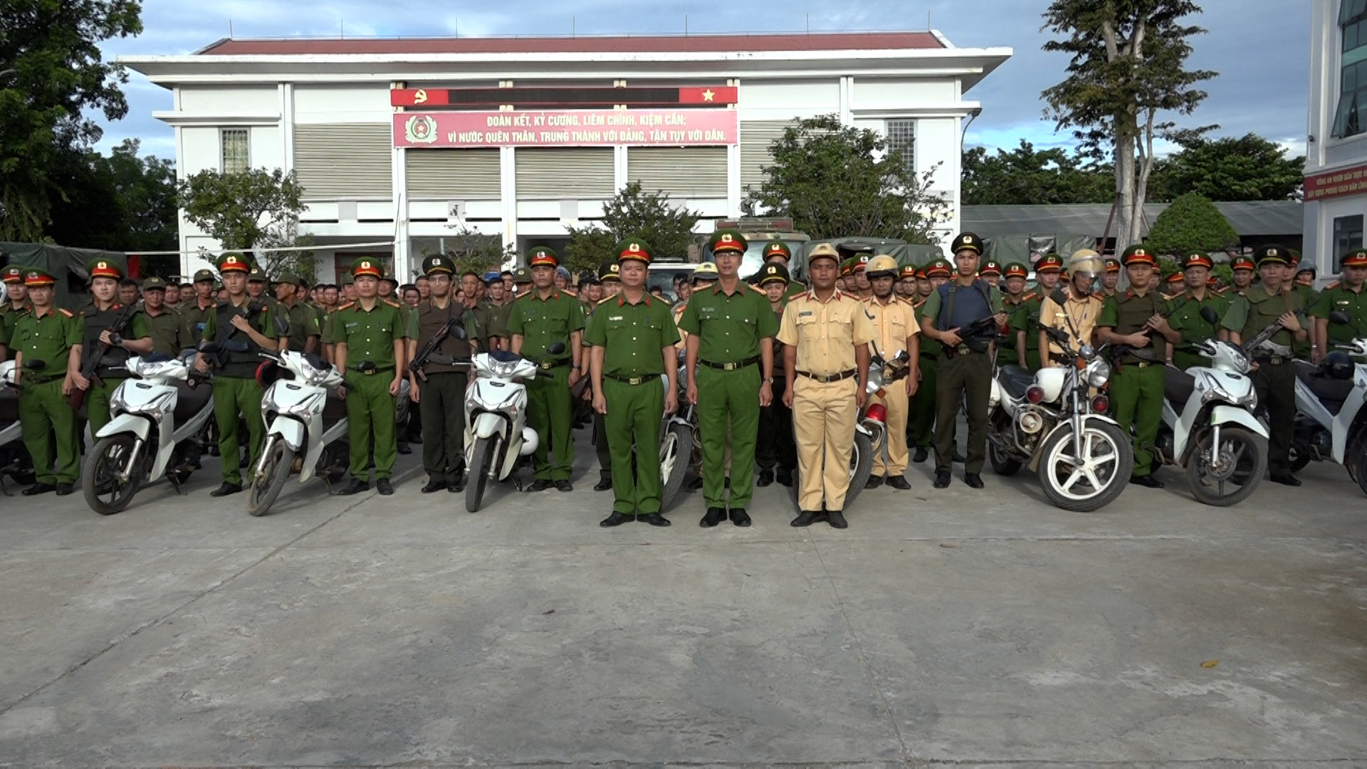 các lực lượng chụp hình hưởng ứng lễ ra quân